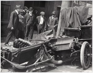 Foule Regardant une Voiture Accidentée - Charles Clement Holt